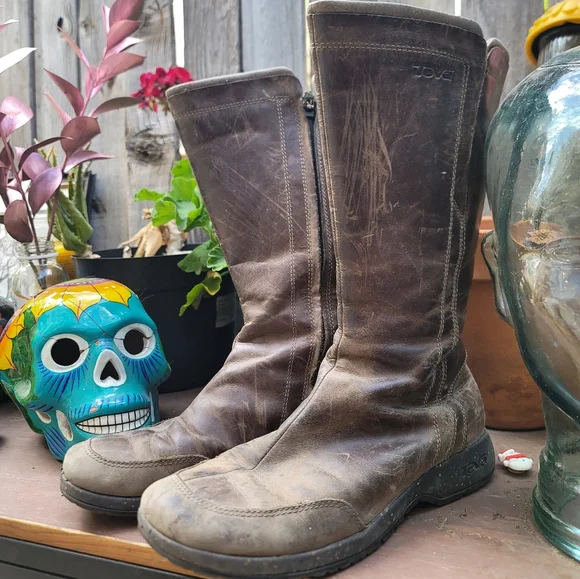 Teva Capistrano Brown Distressed Leather Boots • 12” Zip up • Waterproof • - Picture 3 of 10